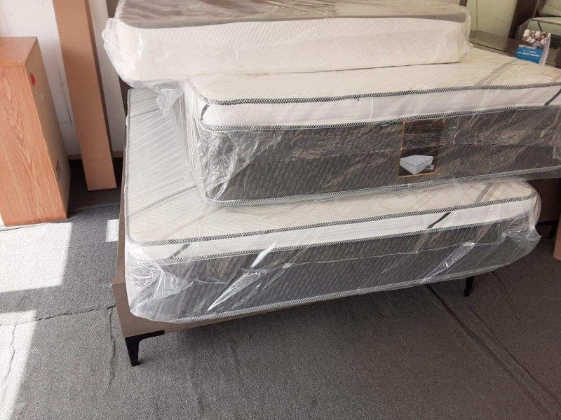 Queen mattress with boxspring