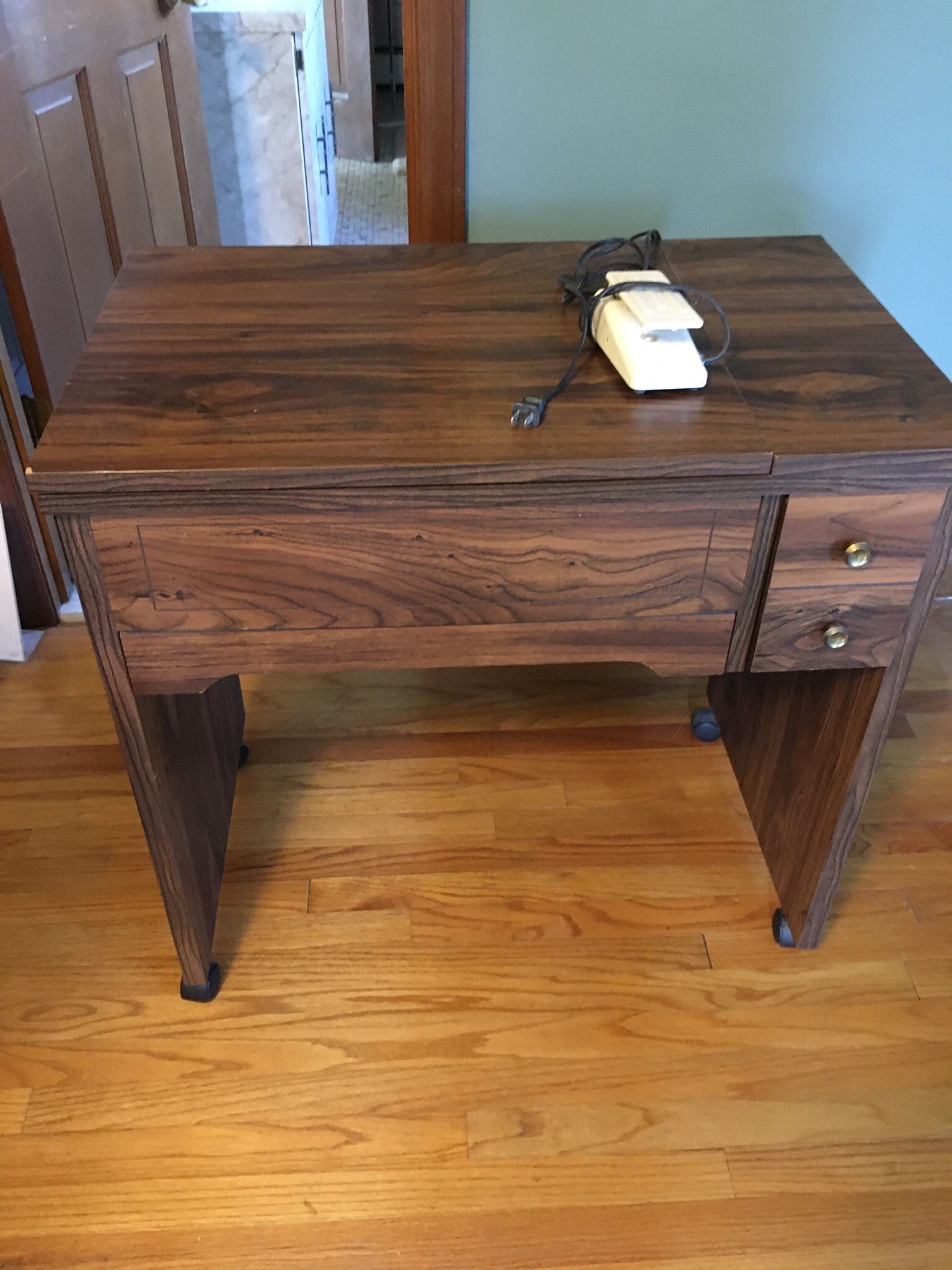 Sewing Machine With Cabinet