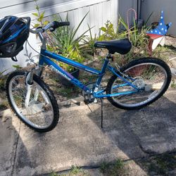 Roadmaster Granite Peaks 24inch  Bycicle  Whit Helmet