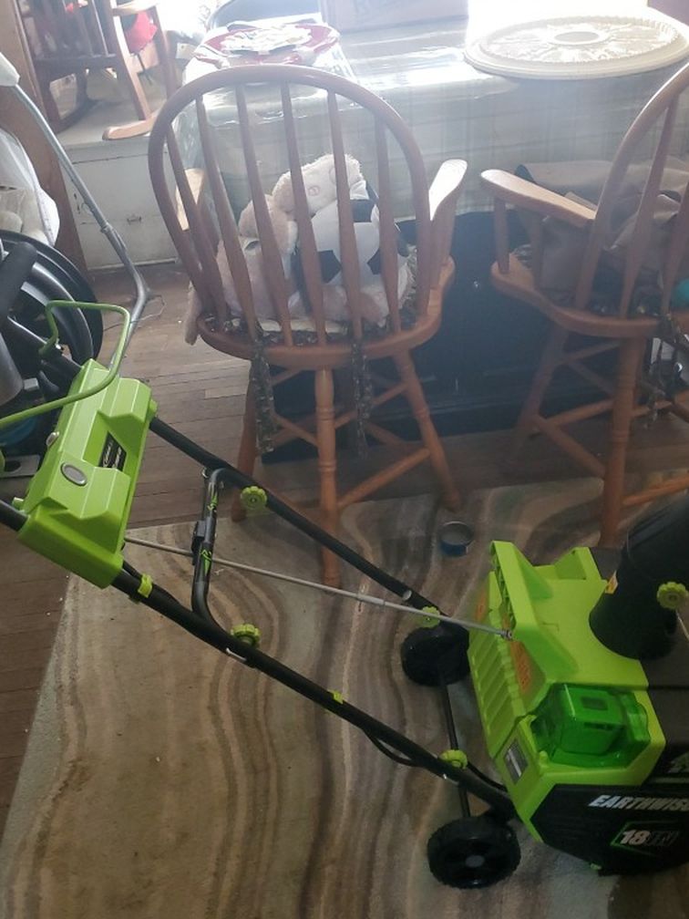 Rechargveable snowvvblower