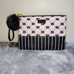 Betsey Johnsonpink and black quilted lip clutch