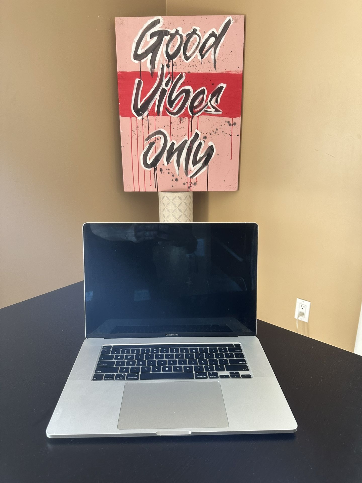 2019 Mabook Pro 16 2.4 i9 32GB 2TB 8GB Video Card