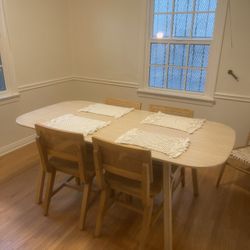 Light Wood Dining Table – Like New