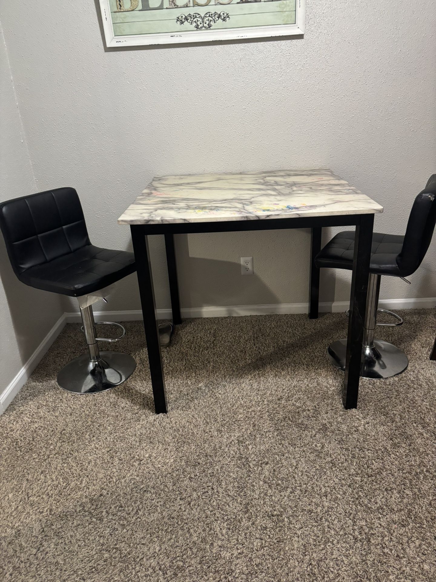 Table & Bar Stools