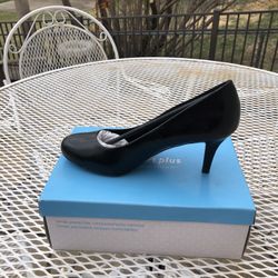 NEW!! Black Heels (size 8)