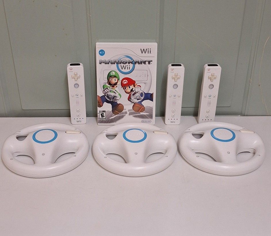 Mario Kart Wii Game / 3 Controllers and 3 Wheels