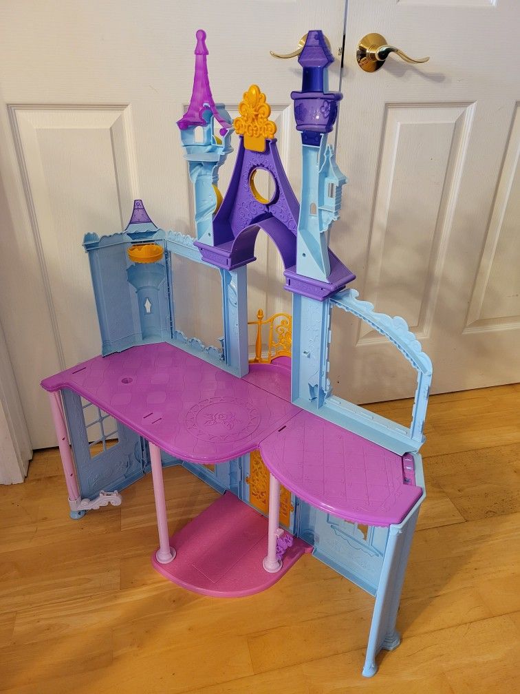 Huge Disney Princess Royal Dreams Castle Like New Condition for