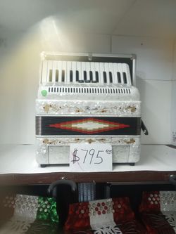 VENTA DE ACORDIONES ROSSETTI DE TECLAS Y BOTONES 34/12 Y 31/12 NUEVOS EN SU CAJA CON COLGADERAS...NEW ROSSETTI ACORDIONS IN CASE..