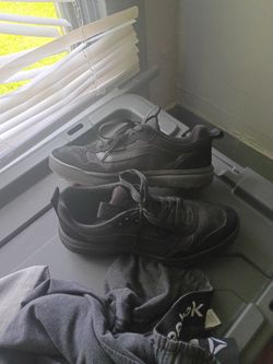 VANS SKATE SHOES 10.5 "W/BOX"