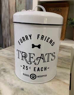NWT treat holder container