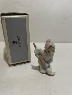 Lladro figurine 5938 ELF WITH PAINTBRUSH ornament 3" tall
