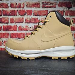 Mens Nike Manoa Boots Size 9 - Almost New 