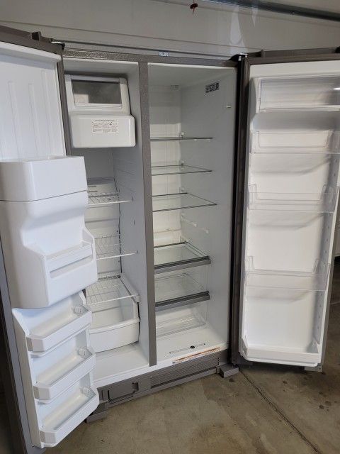 Whirlpool Side by Side Refrigerator. Used, in great working condition. With water and ice dispenser. Very Spacious!
The refrigerator is plugged in.