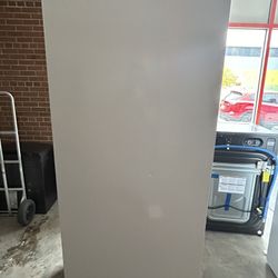Hisense 13.6 Cu. Ft. Garage Ready Upright Freezer