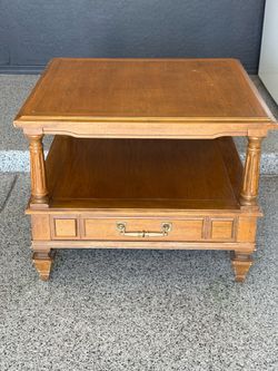 Vintage tiered side table Weiman Rockwood Collection and features a crossbanded walnut finish
