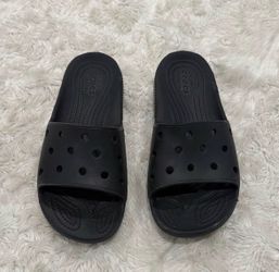 Woman’s crocs size 7