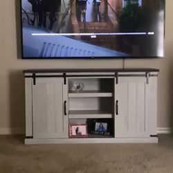 Living Room / Tv Table 