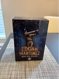 Edgar Martinez replica statue
