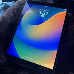 iPad Pro 10.5 64gb With Cellphone Carrier Unlocked