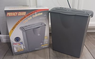 Techko Privacy Guard Strip Cut Paper Shredder with Wastebasket Like New with Box