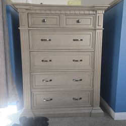 Solid wood mint condition  dressor Kingsley