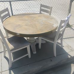 Kitchen Table And 4 Chairs