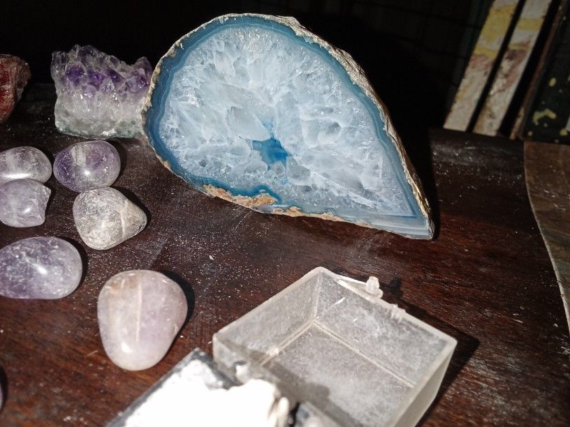Gemstones .Raw Crystals.Jade.amethyst .Blood Yolk https://offerup.com/redirect/?o=QW1iZXIuQmx1ZQ== Agate Cabachon.And Several Other Stones And Gemsto