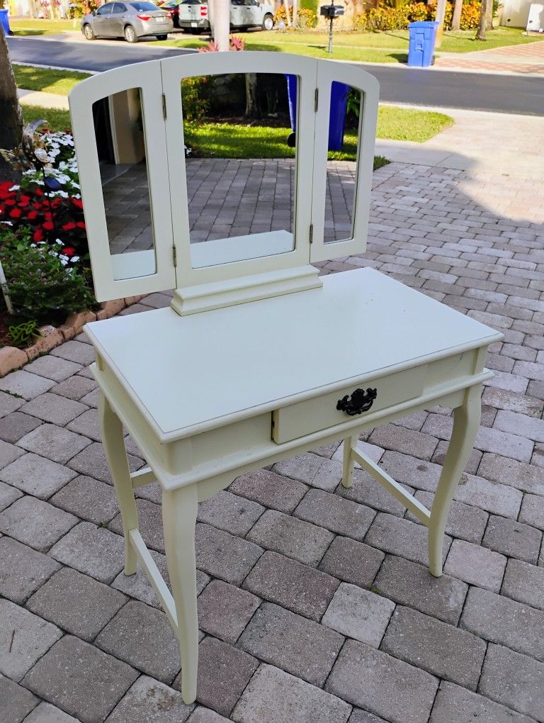 Makeup Desk With Drawer And 2 Folding Side Mirror