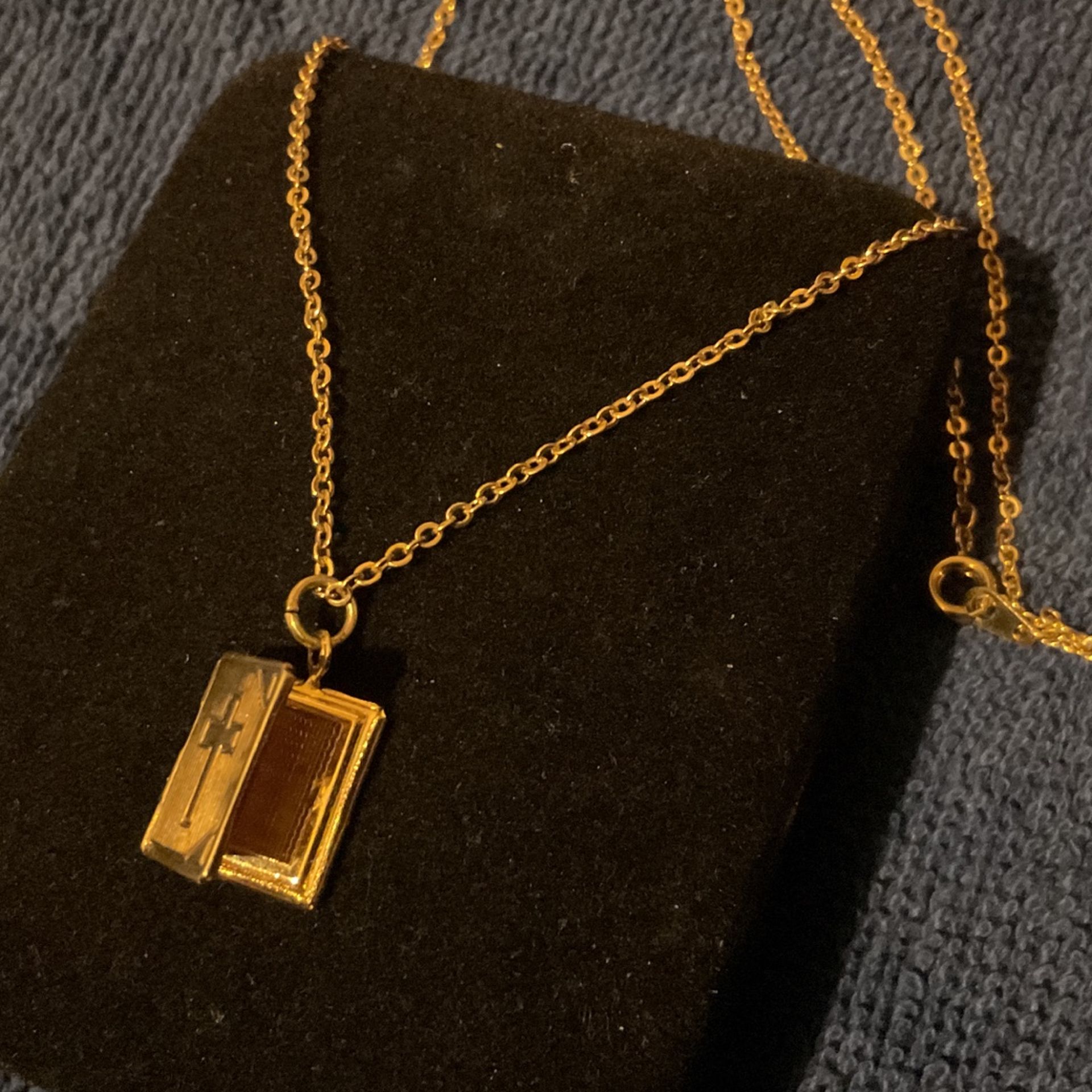 18” Goldtone Necklace With A Bible Locket Pendant 