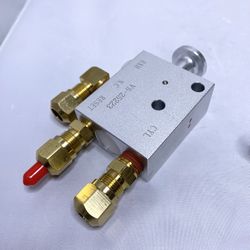 Hendrickson 3-Way Auto Reset Valve (VS-25224 / (contact info removed)) with fittings. Air tube/line is NOT included (missing