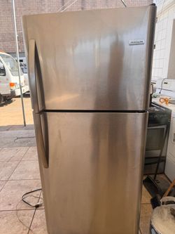 FRIGIDAIRE STAINLESS STEEL TOP FREEZER REFRIGERATOR 21 CU FT