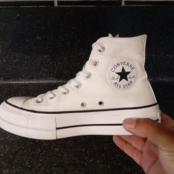 Converse womens 6.5 Great Condition 