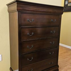 Clean and Nice Brown 6 Drawer Chest / Tall Dresser.