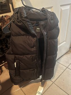 RUBBERIZED HOODED PUFFER VEST (M) Zara