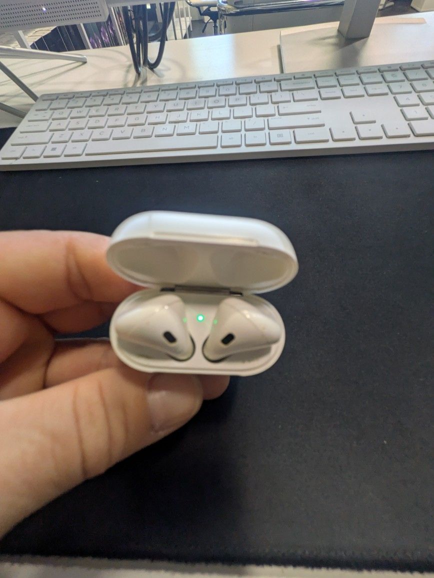 GENUINE APPLE AIRPODS IN GREAT WORKING CONDITIONS
