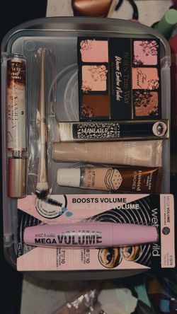 Makeup Bundle take everything for $25 Read Description please 💗