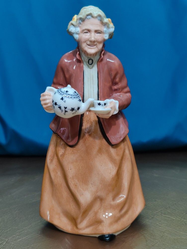 Vintage Royal Doulton Teatime HN2255 Porcelain Grandma With Teapot Figurine