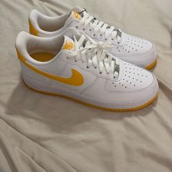 Air Force 1 ‘University Gold’