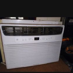 Frigidaire 12,000 BTU Air Conditioner - Cold