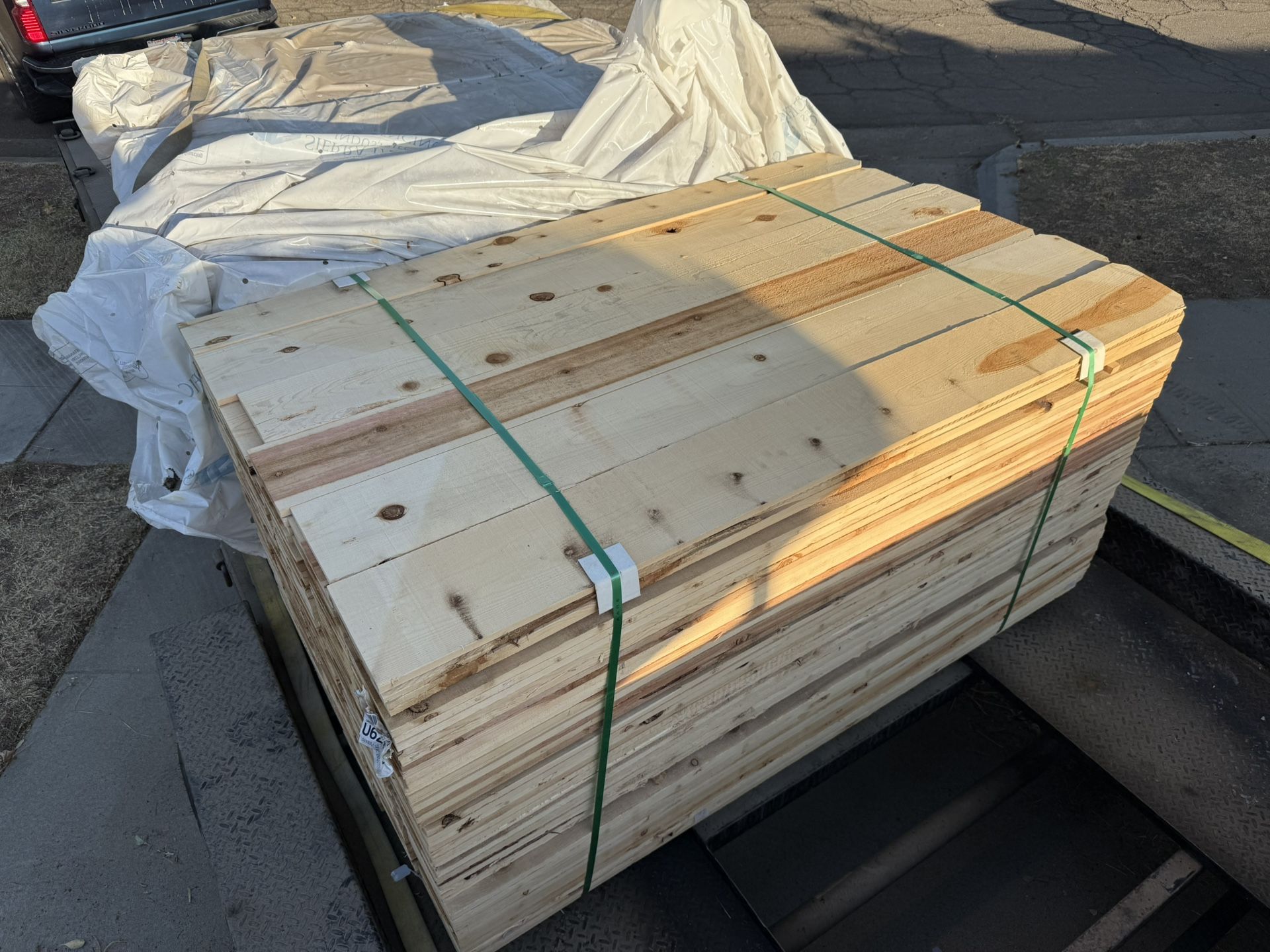 NEW PALLETS OF FENCE PICKETS / TABLAS NUEVAS DE MADERA PARA CERCOS