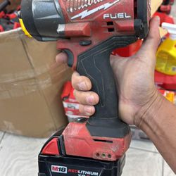 Mikwaukee M18 Fuel 1600ft-lb 1/2in Impact Wrench W Battery 