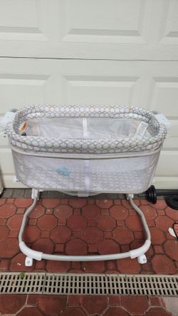 Ingenuity Adjustable Baby Bassinet / Bedside Sleeper