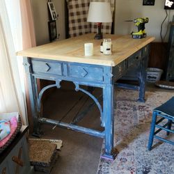Large Island  / Desk 