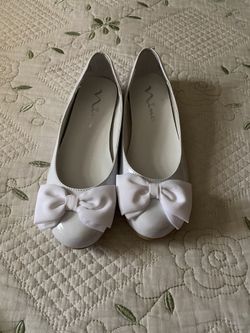 Shoes the girls size 2.5