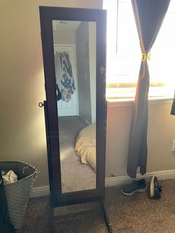 Jewelry mirror