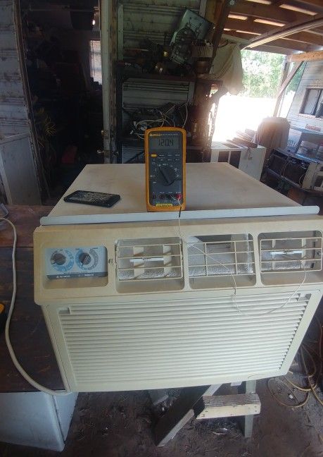 AC with heat. Whirlpool 220 volt. 17,800 btu window air conditioner with  heating at 15,000 btu. for Sale in Trinidad, TX - OfferUp