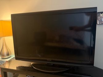 Toshiba 46” TV + Remote – Great for Gaming
