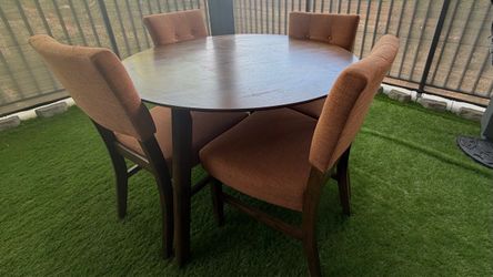 Round dining table