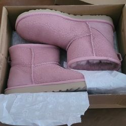 New Uggs Boits Woman Size 8