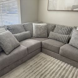 Gray Sectional Couch – Like New, Super Comfy